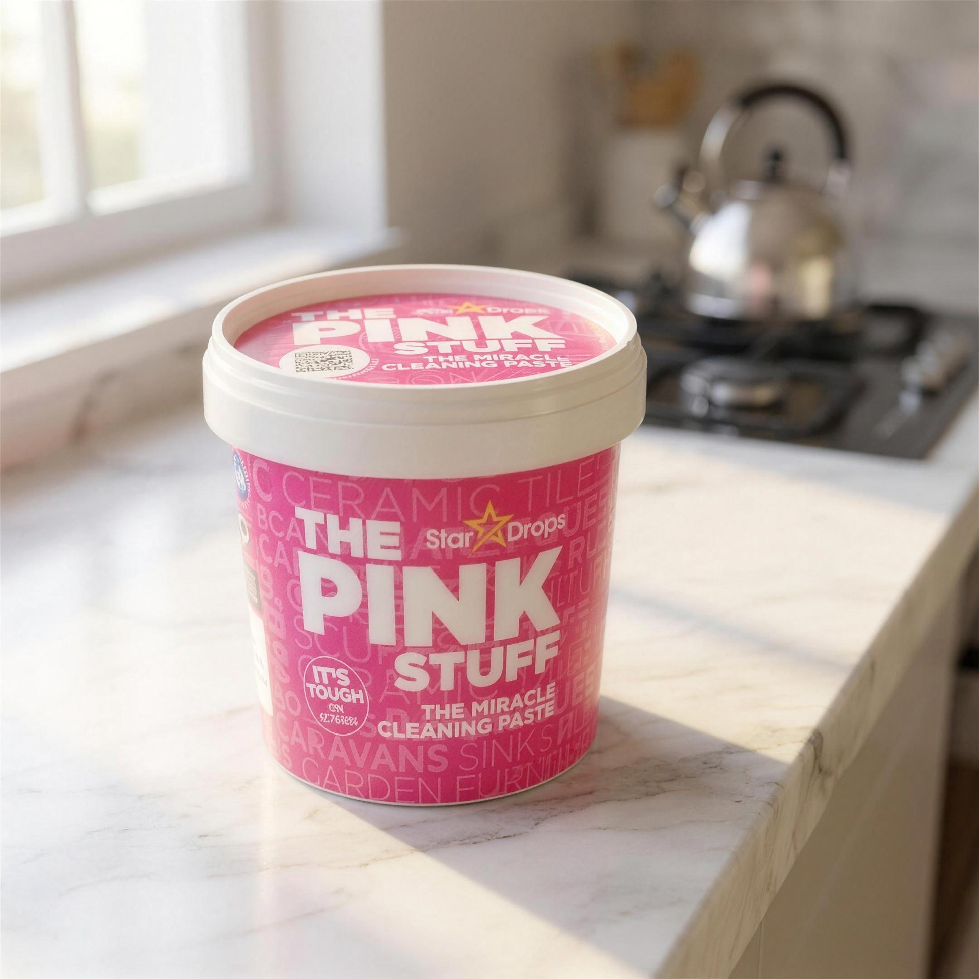 The Pink Stuff Pasta Detergente Miracolosa 850g su piano cucina