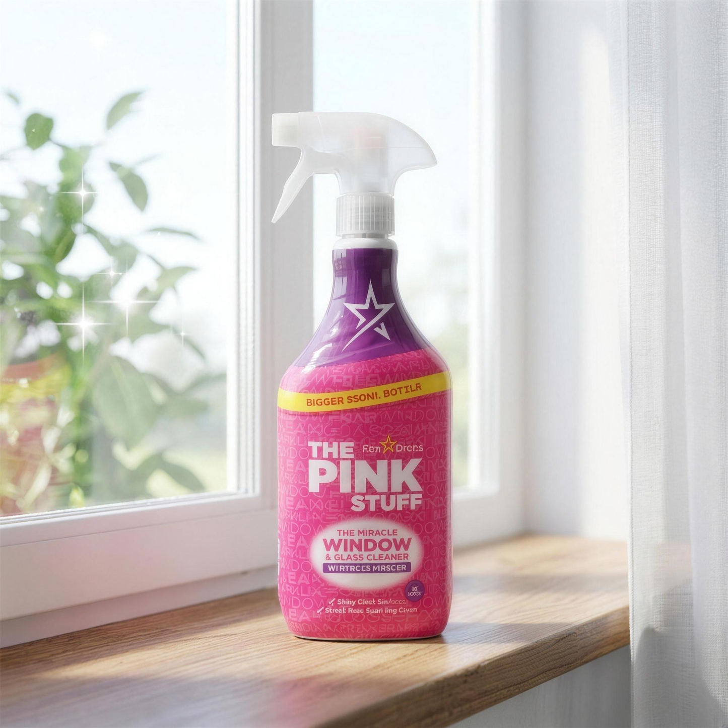 The Pink Stuff Detergente Vetri 850ml davanti a una finestra luminosa